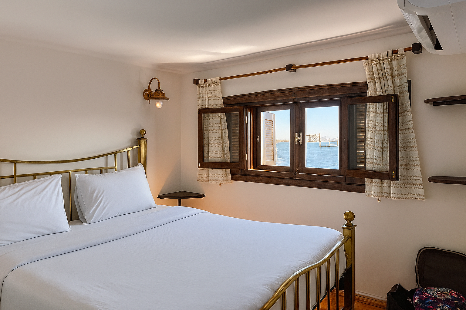 Cozy double cabin on Sai Dahabiya