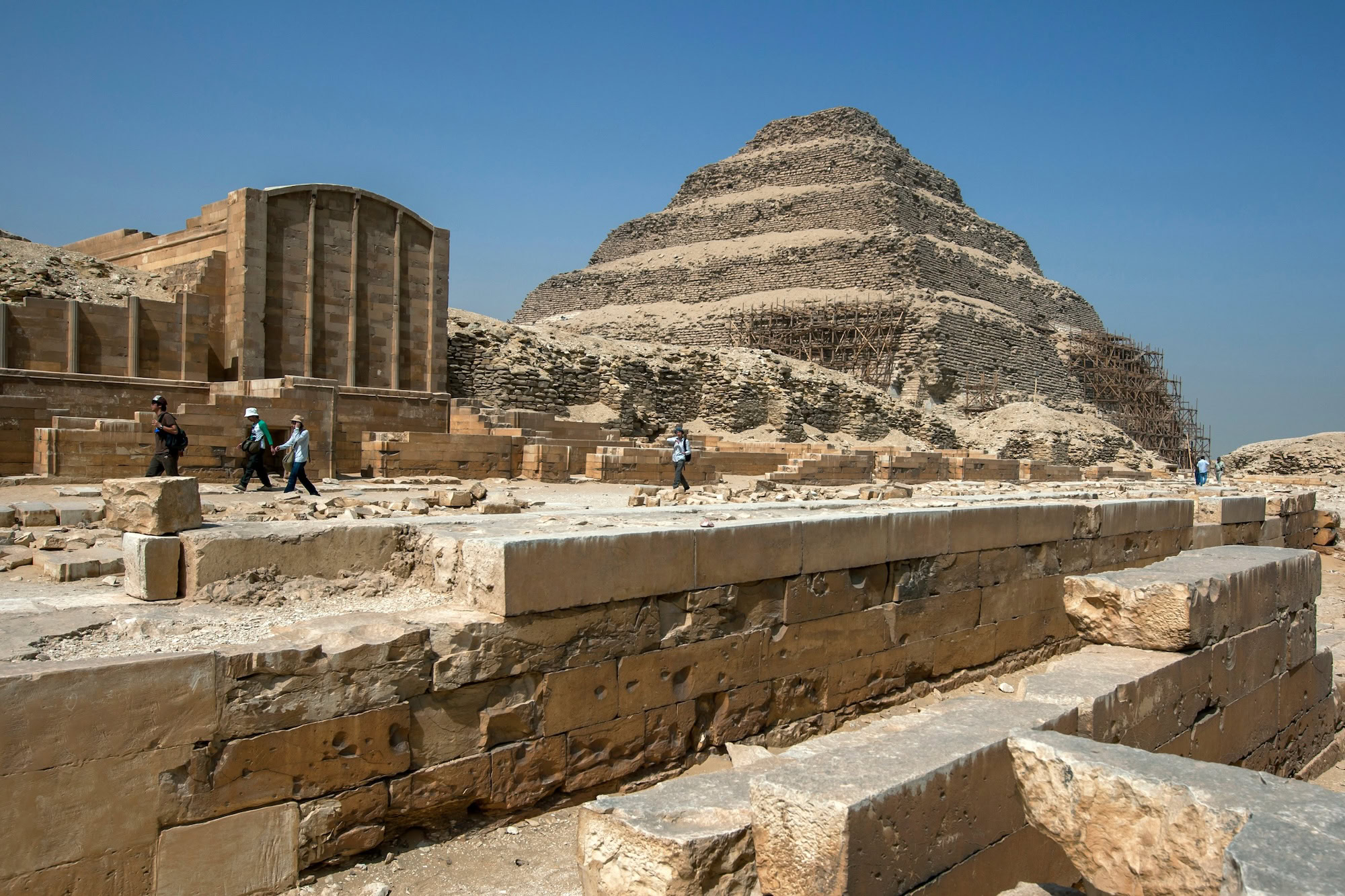 Piramide di Djoser con ponteggi per lavori di restauro e conservazione