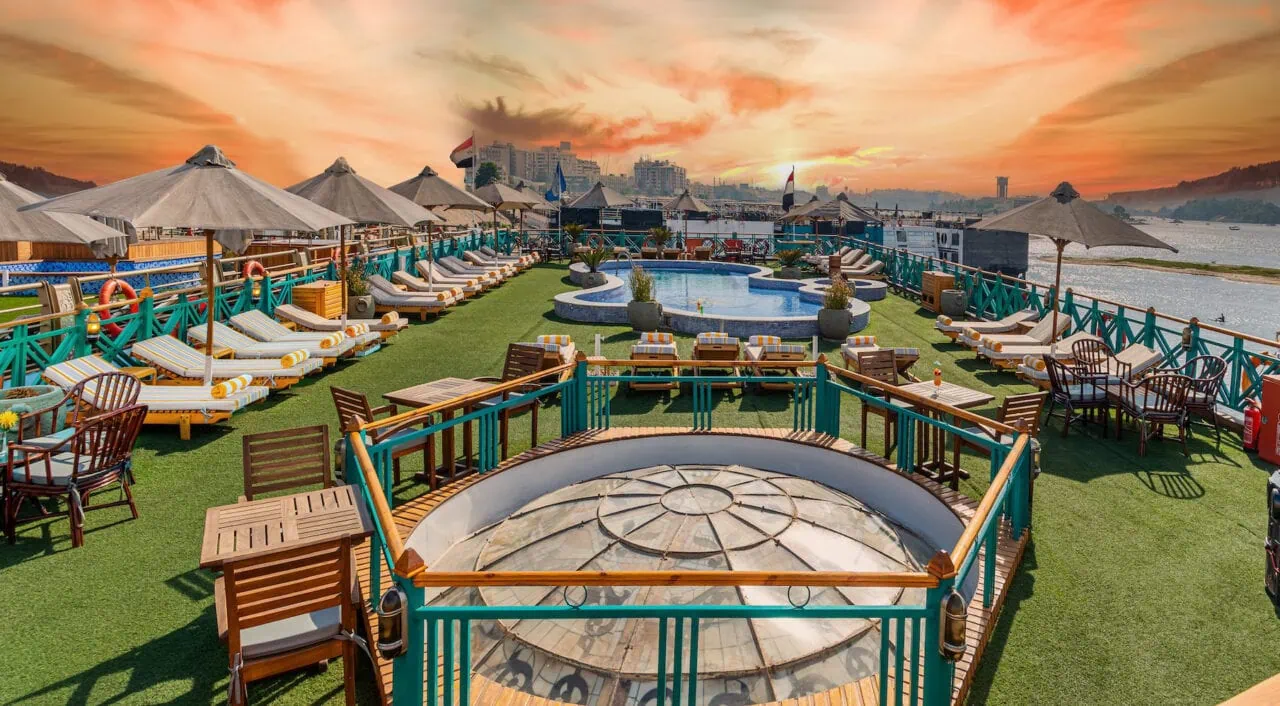 Deck espaçoso no Sonesta Moon Goddess com vista para o Nilo