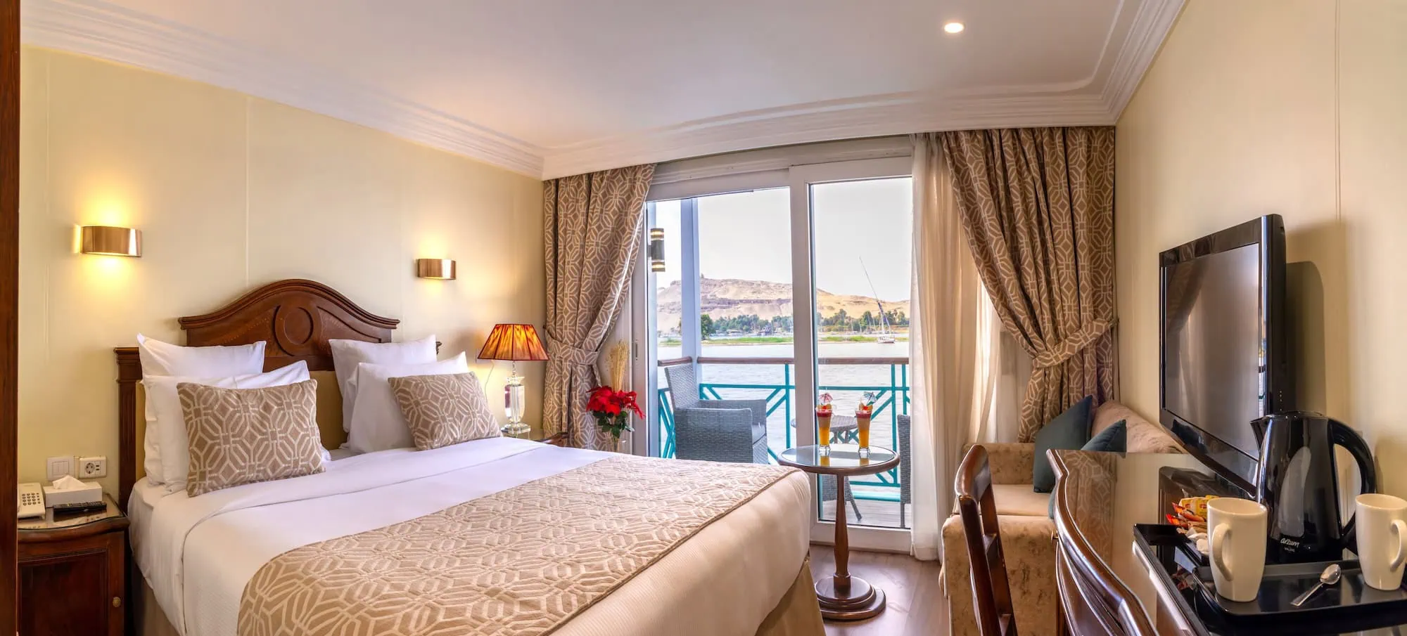 Habitación de hotel de lujo con vista al río Nilo en Egipto