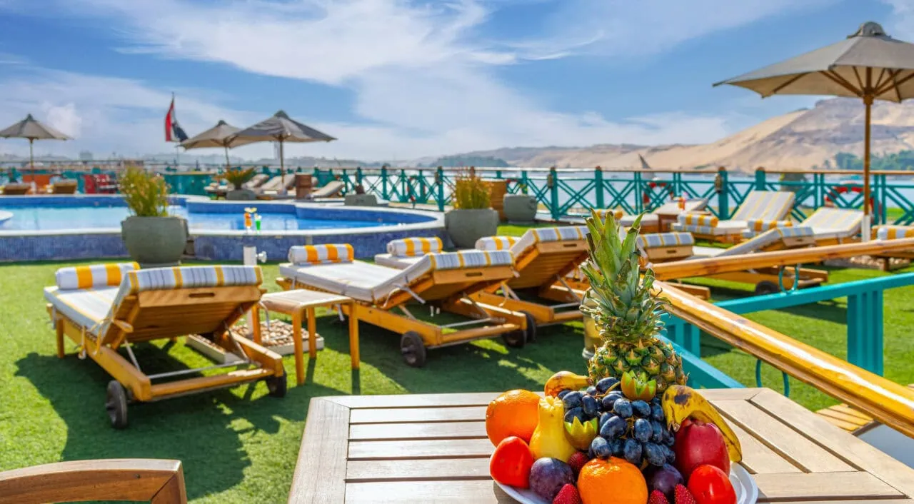 Área da piscina no Sonesta Moon Goddess com espreguiçadeiras