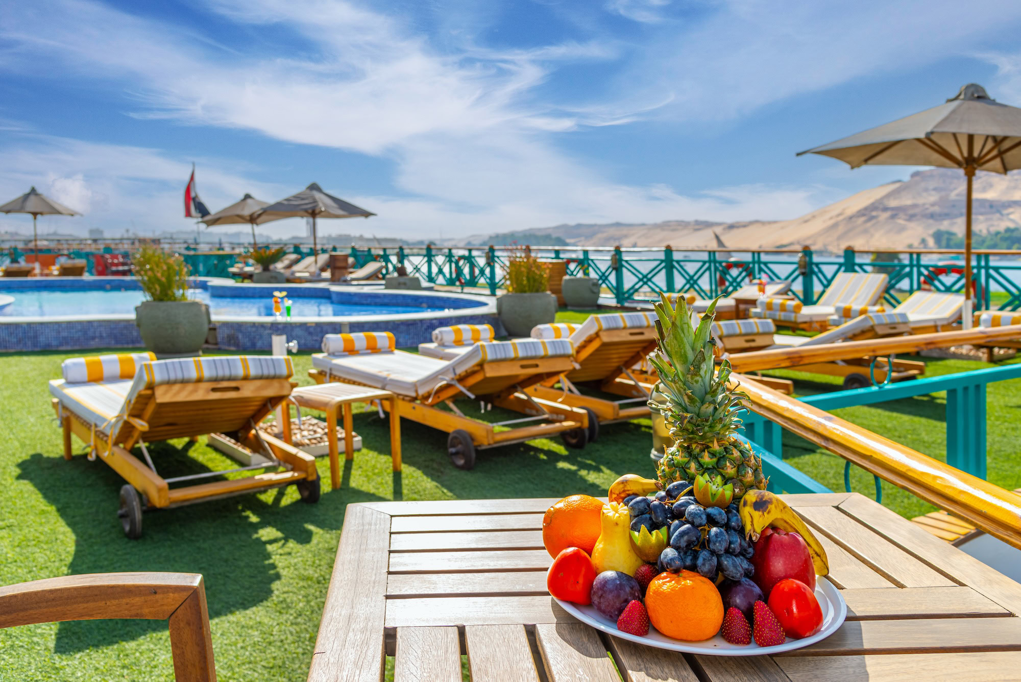 Área da piscina no Sonesta Moon Goddess com espreguiçadeiras