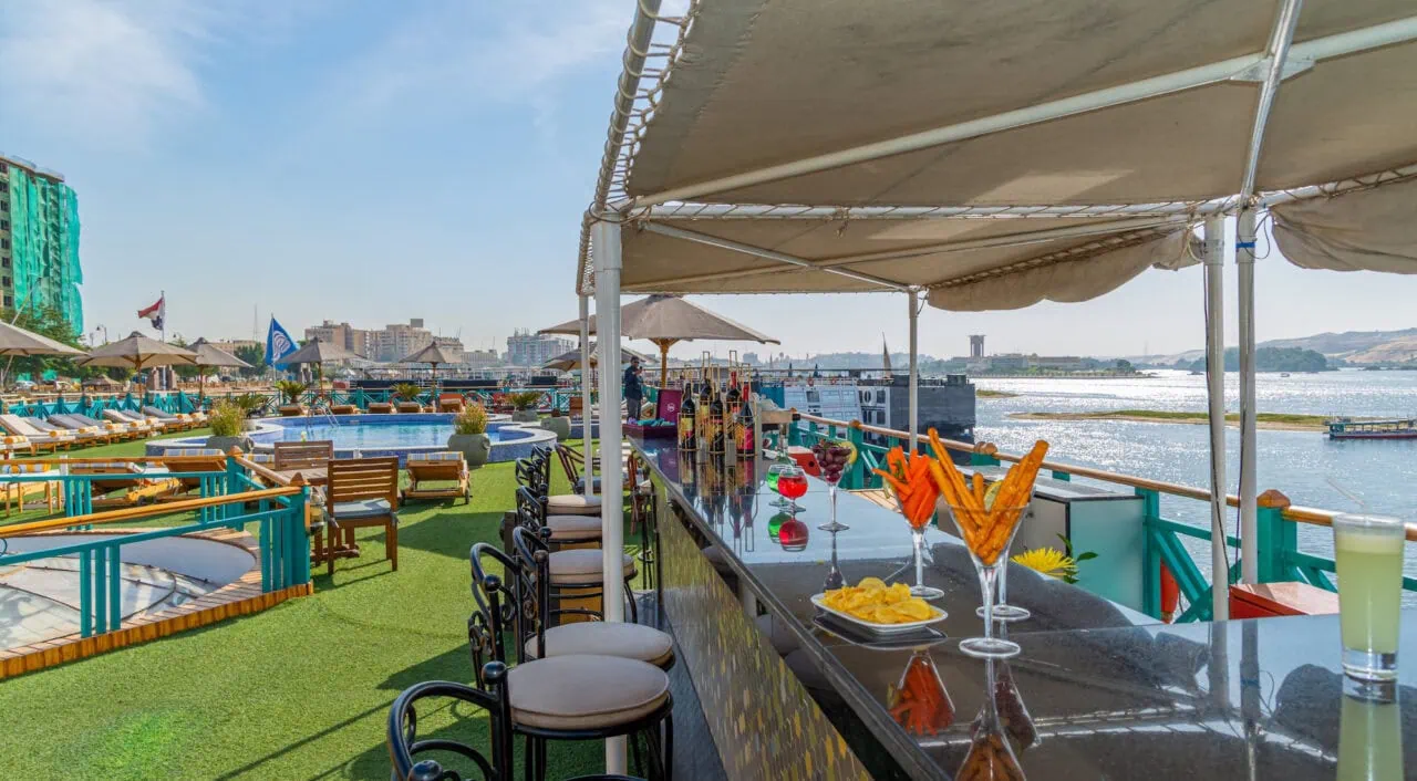 Bar do deck solar no Sonesta Moon Goddess com assentos à sombra