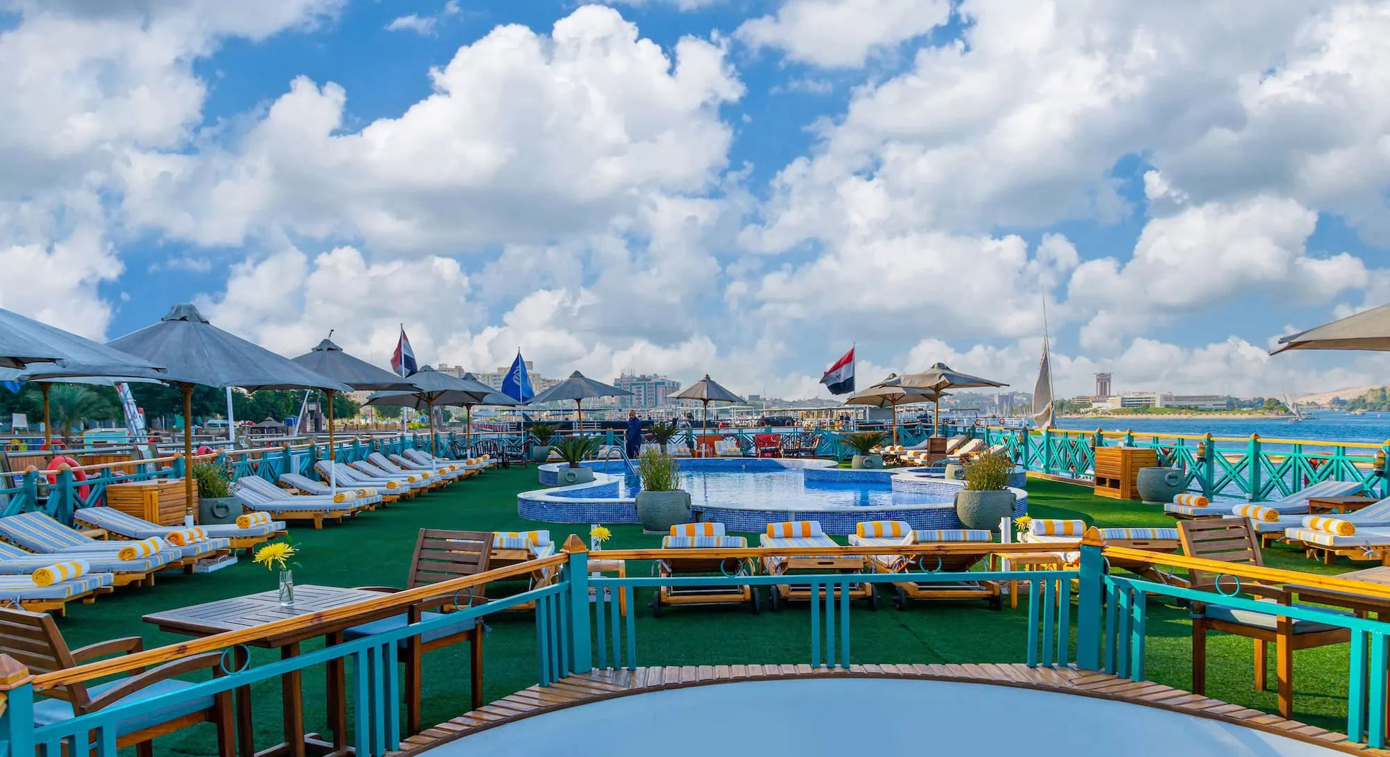 Ponte lussuoso di nave da crociera sul Nilo con piscina e lettini