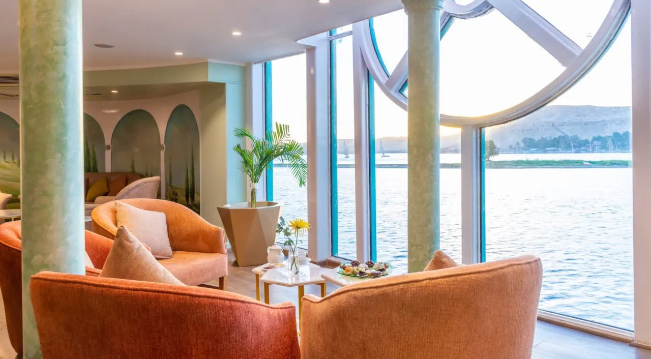 Área do saguão no Sonesta Moon Goddess com decoração moderna