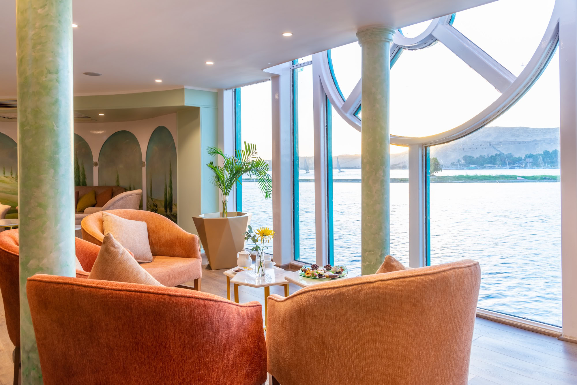 Área do saguão no Sonesta Moon Goddess com decoração moderna