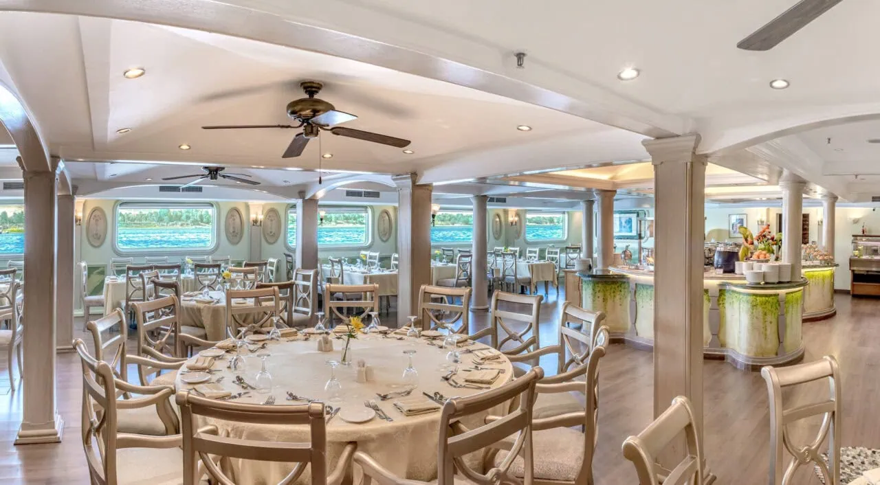 Restaurante elegante no cruzeiro Sonesta Moon Goddess pelo Nilo