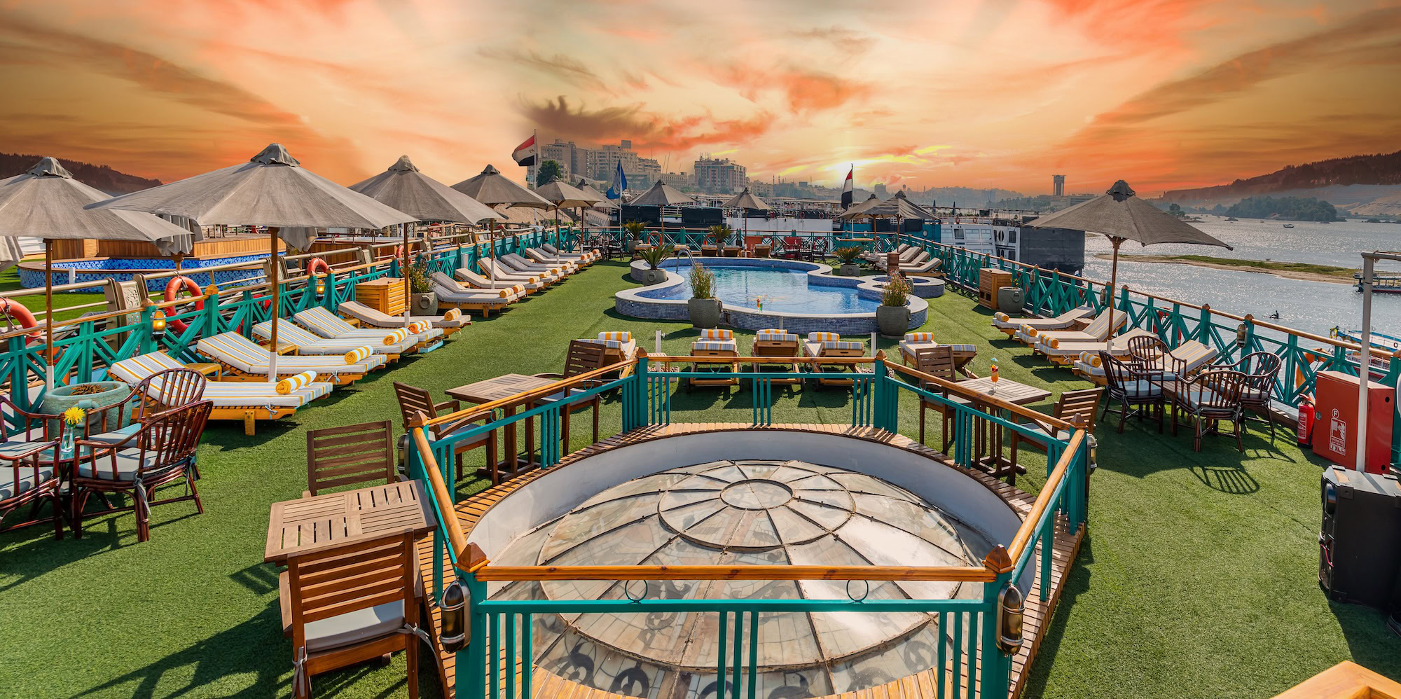 Deck espaçoso no Sonesta Moon Goddess com vista para o Nilo