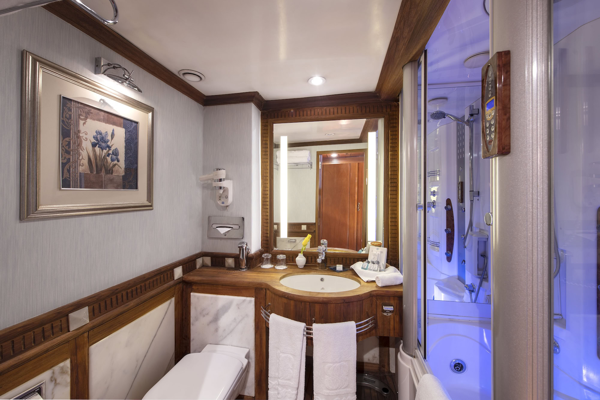 Bagno di lusso sulla Sonesta Saint George con finiture in marmo e arredi eleganti