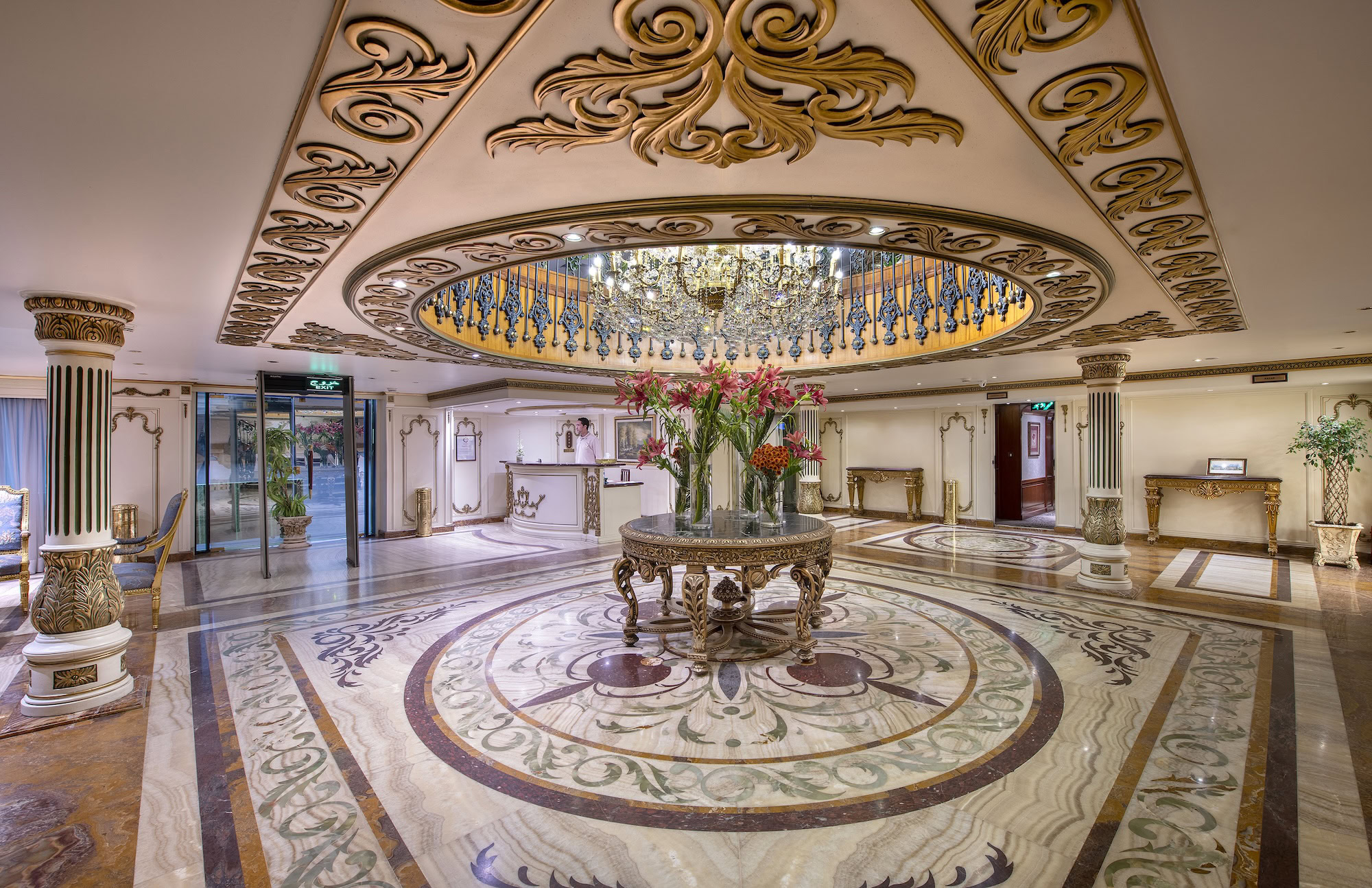 Hall spaziosa dal design classico sulla Sonesta Saint George