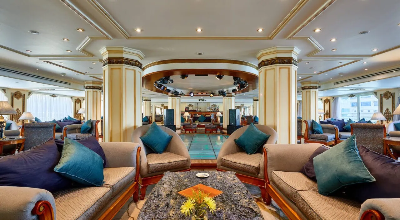 Spacious lobby on Sonesta Saint George with classic design