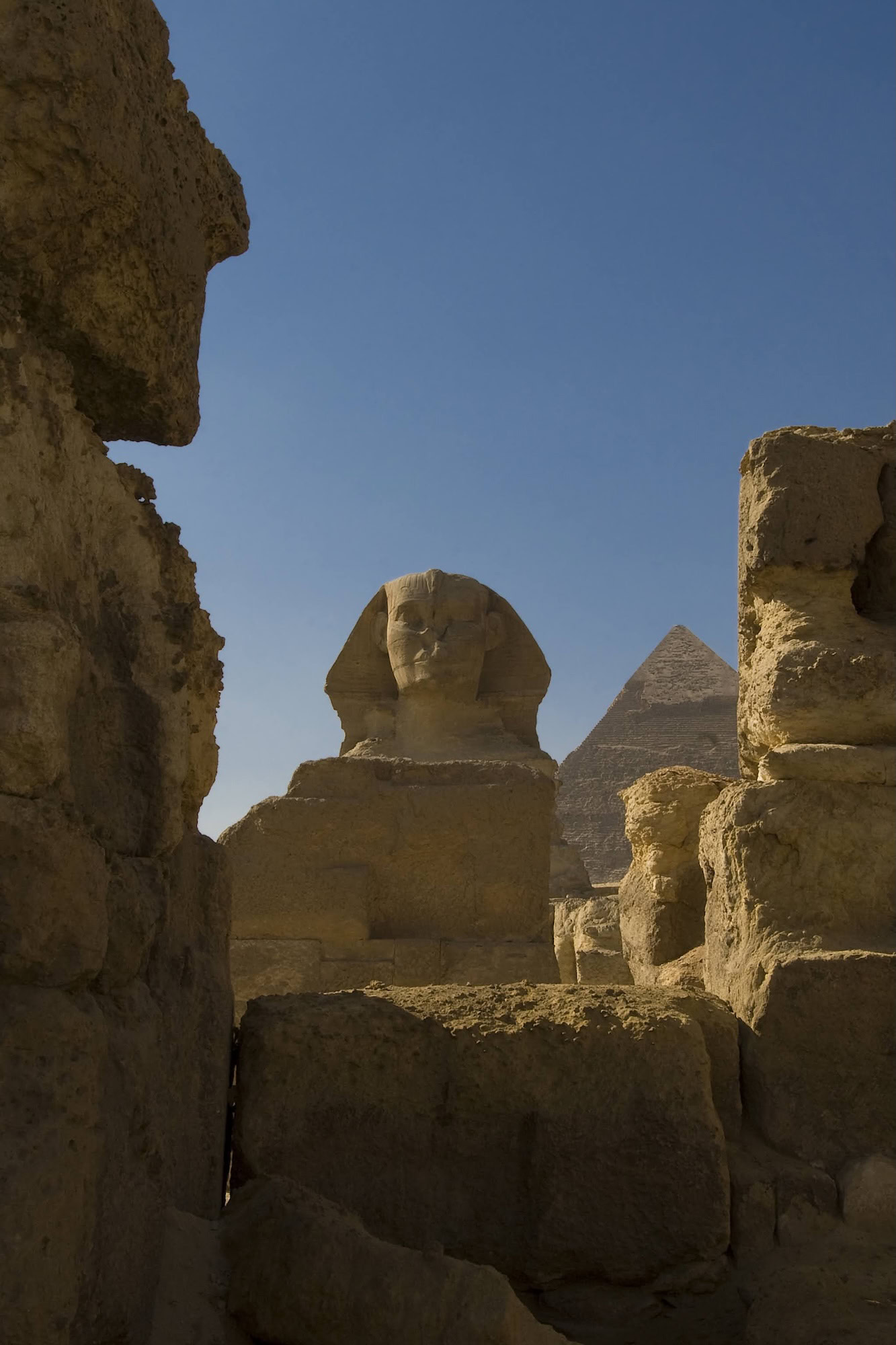 La Gran Esfinge de Guiza con pirámides en el fondo del desierto