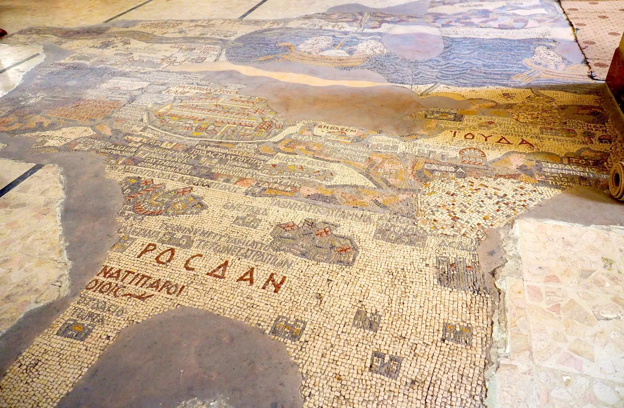 Mosaico bizantino histórico de Madaba mostrando arte tessellada antiga