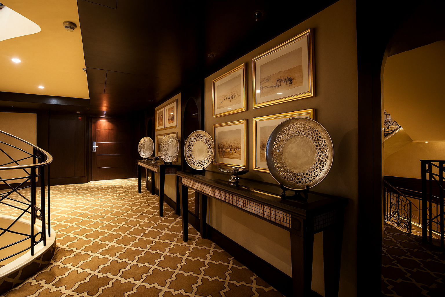 Saguão do MS Steigenberger Minerva com decoração moderna