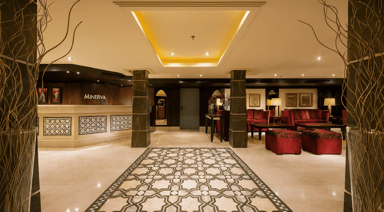 Amplo saguão do MS Steigenberger Minerva com assentos elegantes