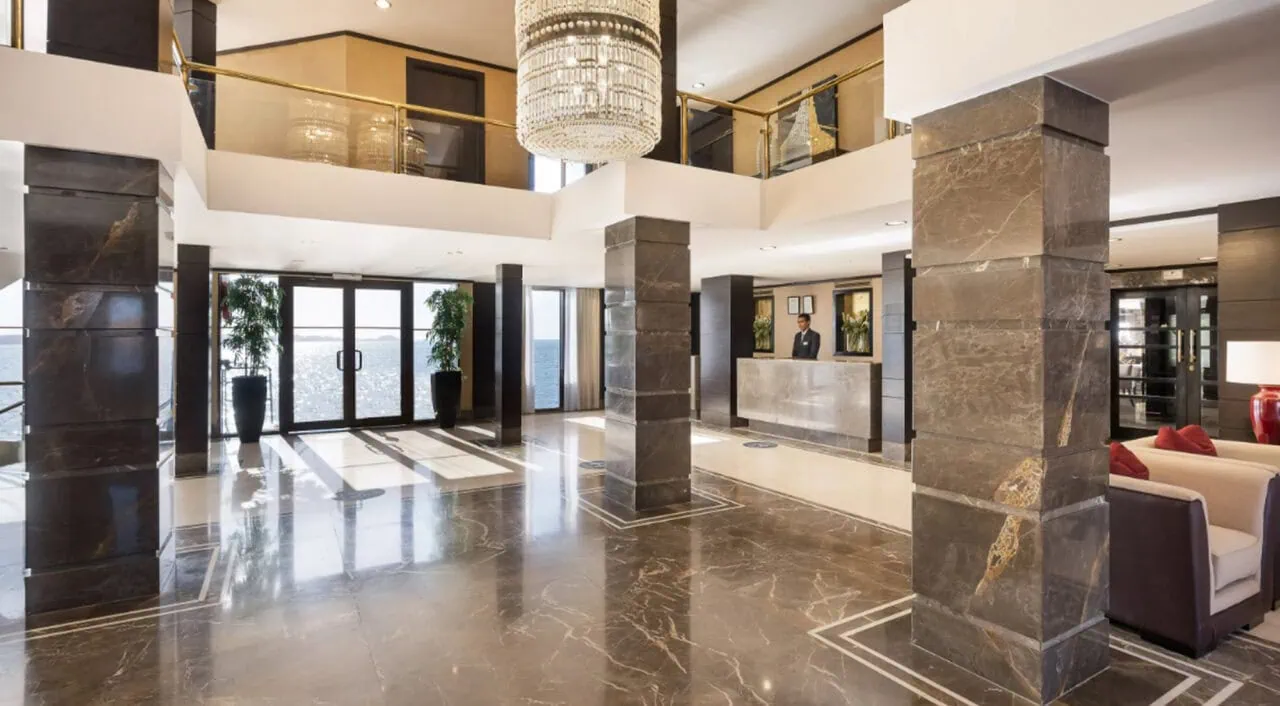 Spacious lobby on MS Steigenberger Omar El Khayam with modern décor