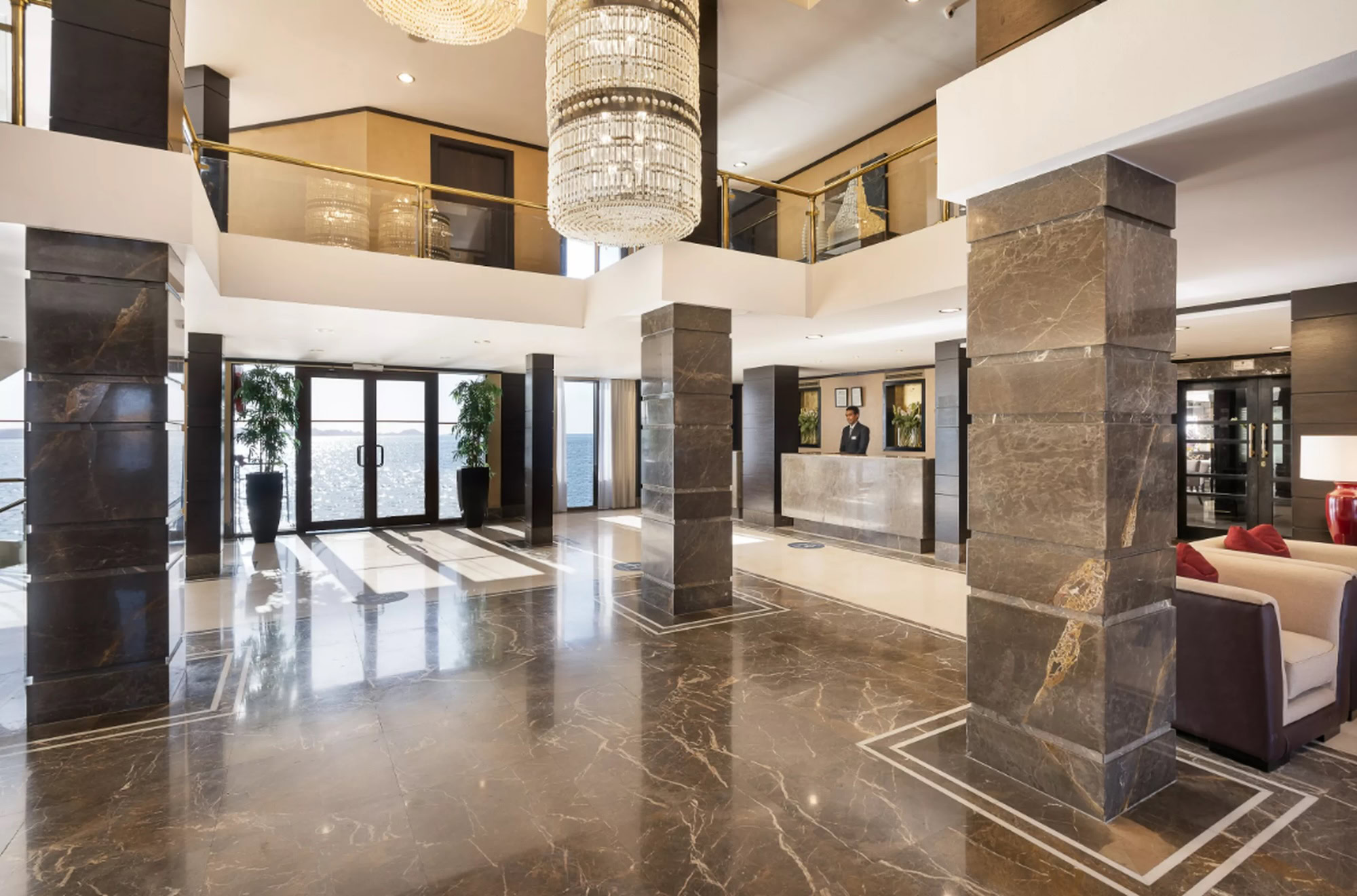 Spacious lobby on MS Steigenberger Omar El Khayam with modern décor