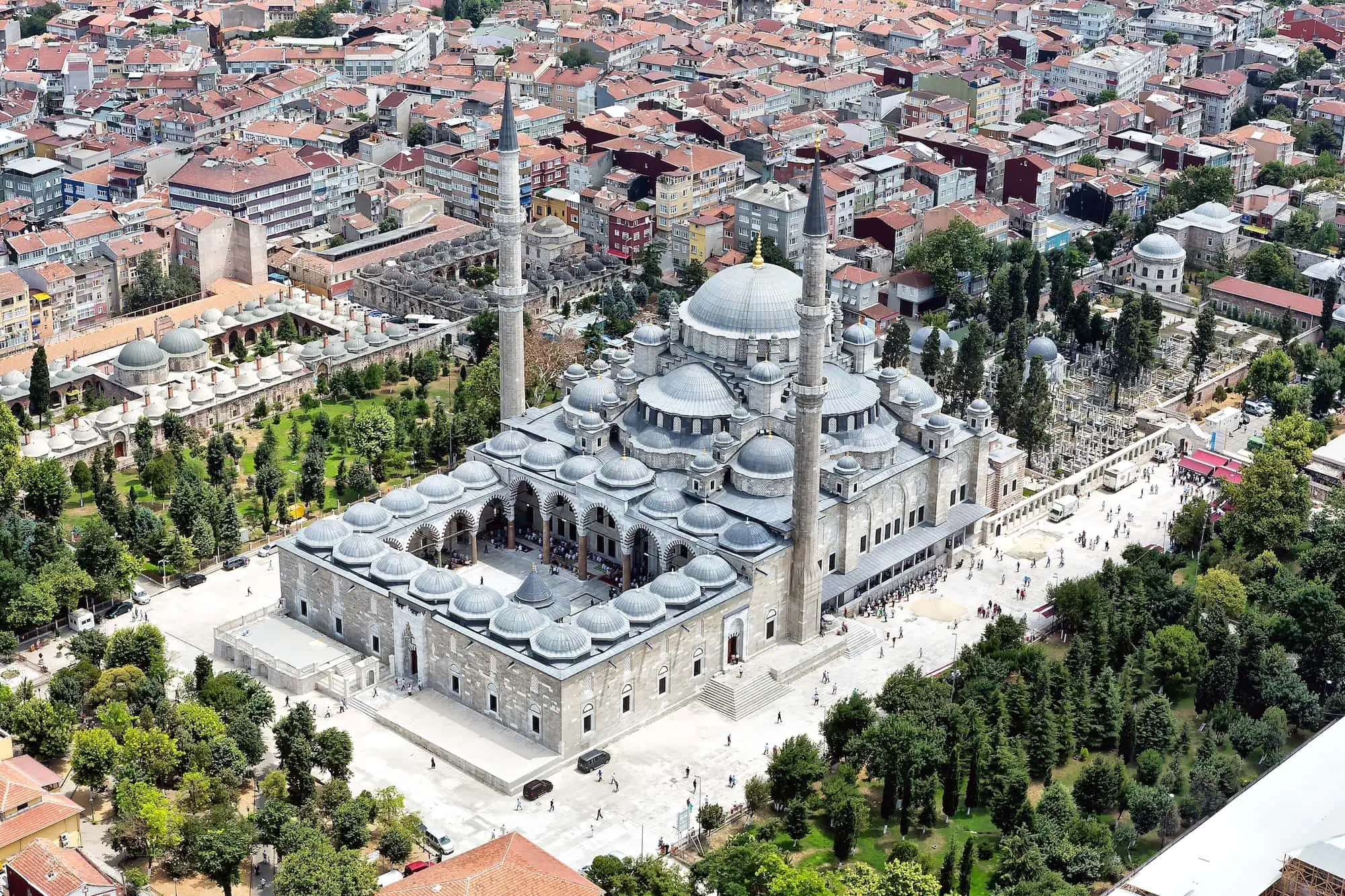 Vista aérea da Mesquita Süleymaniye em Istambul com seus minaretes e cúpulas