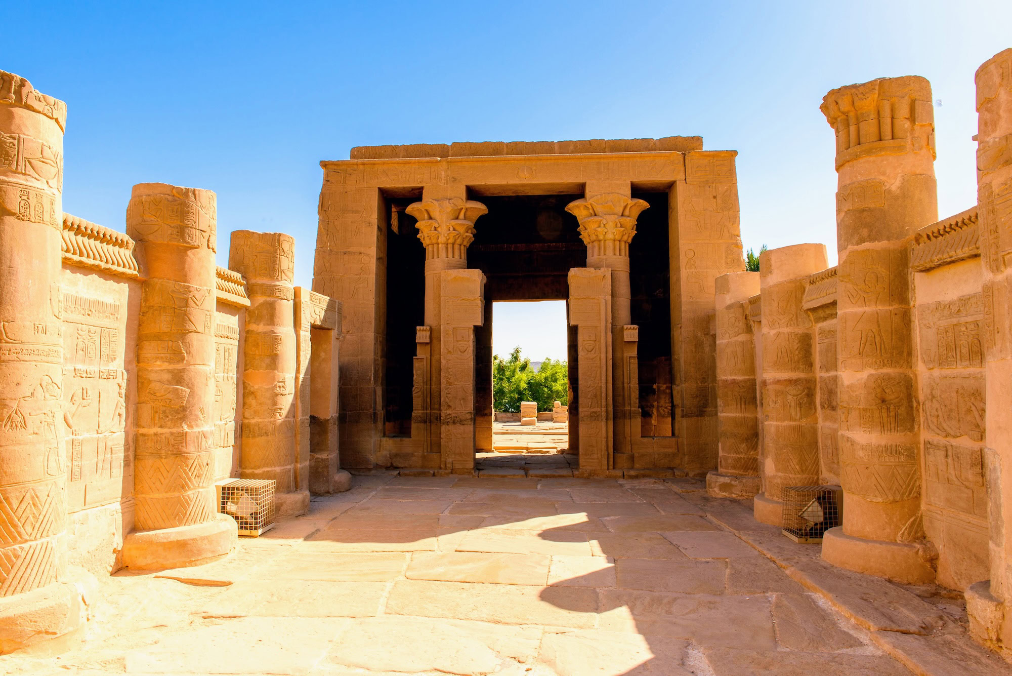 Templo de Kom Ombo com colunas simétricas e hieróglifos antigos no Egito