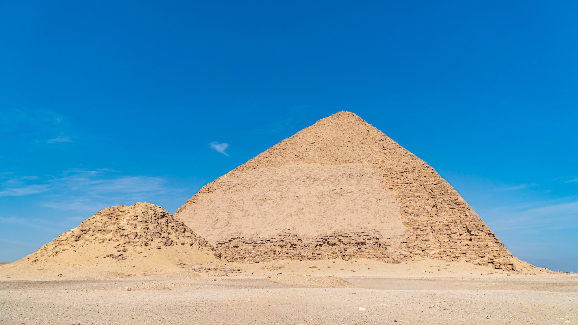 Pirâmide curvada de Dahshur no deserto egípcio sob céu nublado