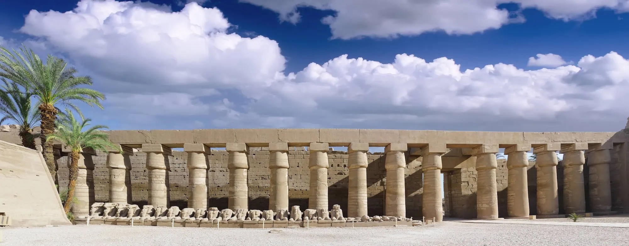Vasto cortile del complesso templare di Karnak con colonne antiche