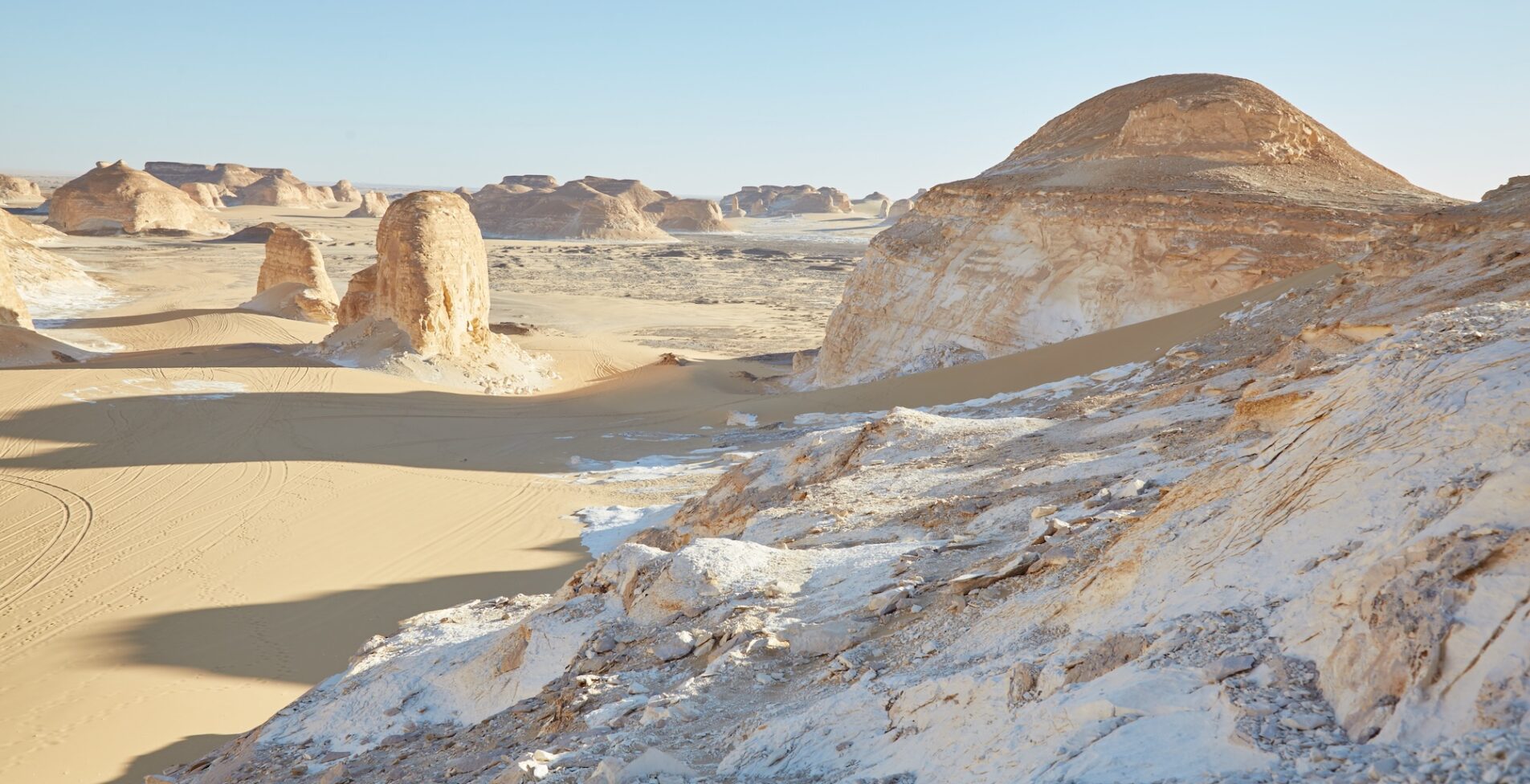 The Otherworldly White Desert Near Egypts Bahariya Oasis