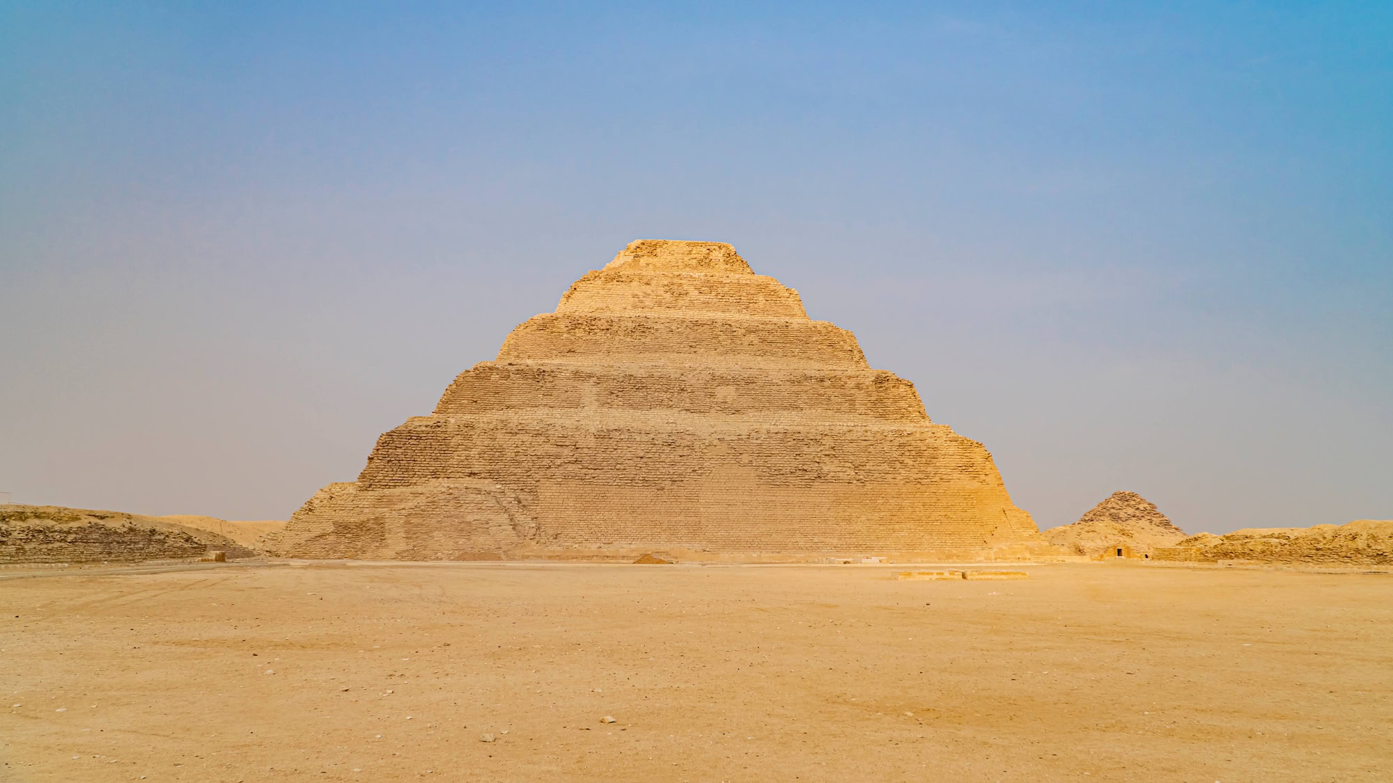 Piramide a gradoni di Djoser a Saqqara nel deserto egiziano