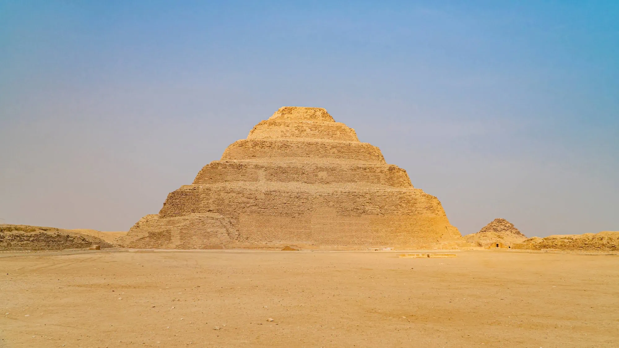 La majestuosa Pirámide Escalonada de Djoser en Saqqara contra un cielo despejado del desierto
