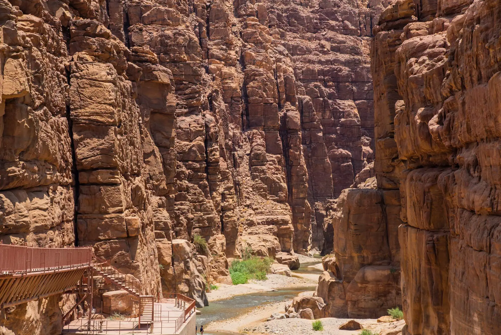 Canyon do Wadi Mujib na Jordânia com rio, trilhas e formações rochosas dramáticas
