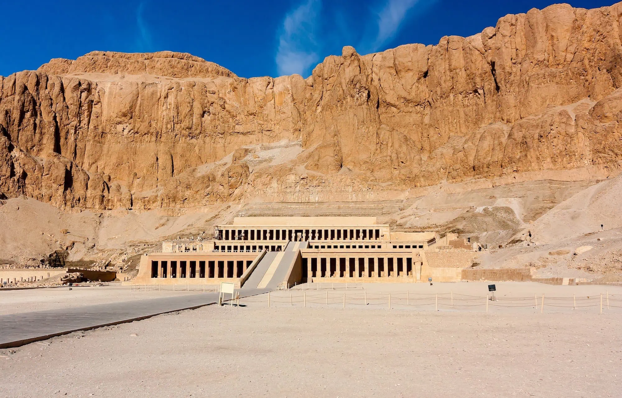 Templo da Rainha Hatshepsut com terraços em pedra calcária e colunas arquitetônicas