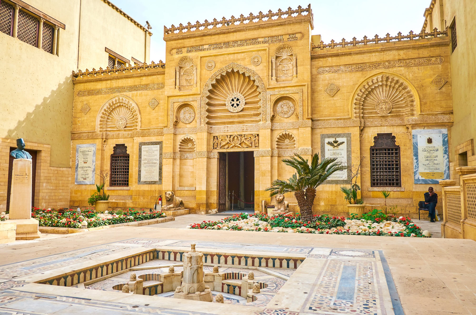 Facciata ornata del Museo Copto del Cairo con cortile, fontana e decorazioni architettoniche tradizionali