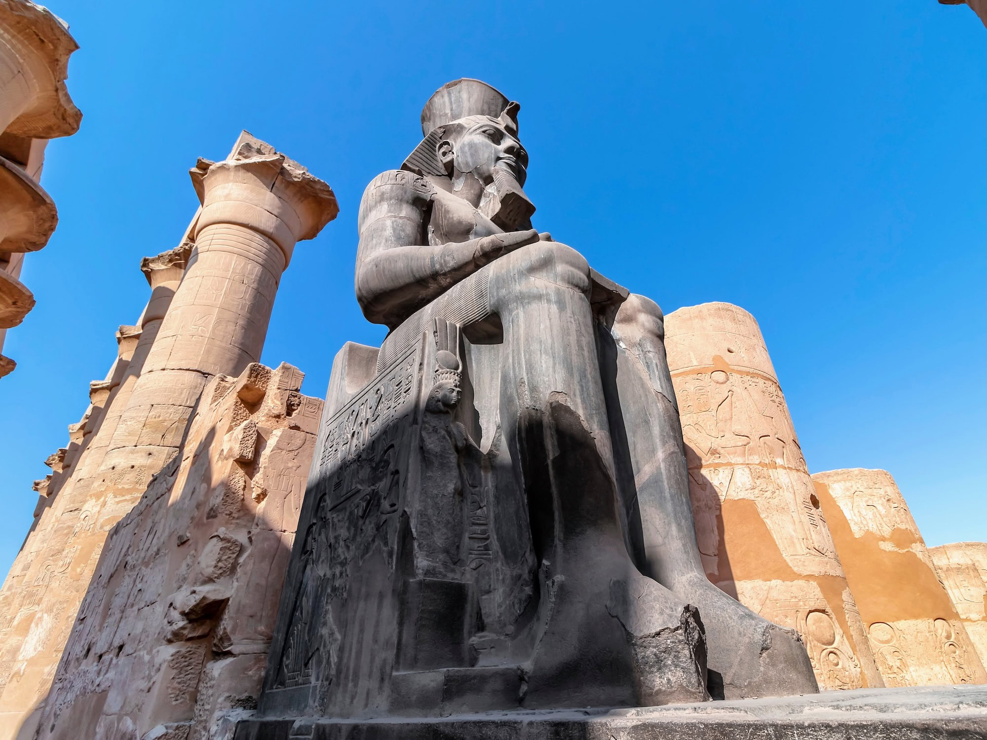 Estatua de faraón con jeroglíficos en el Templo de Luxor