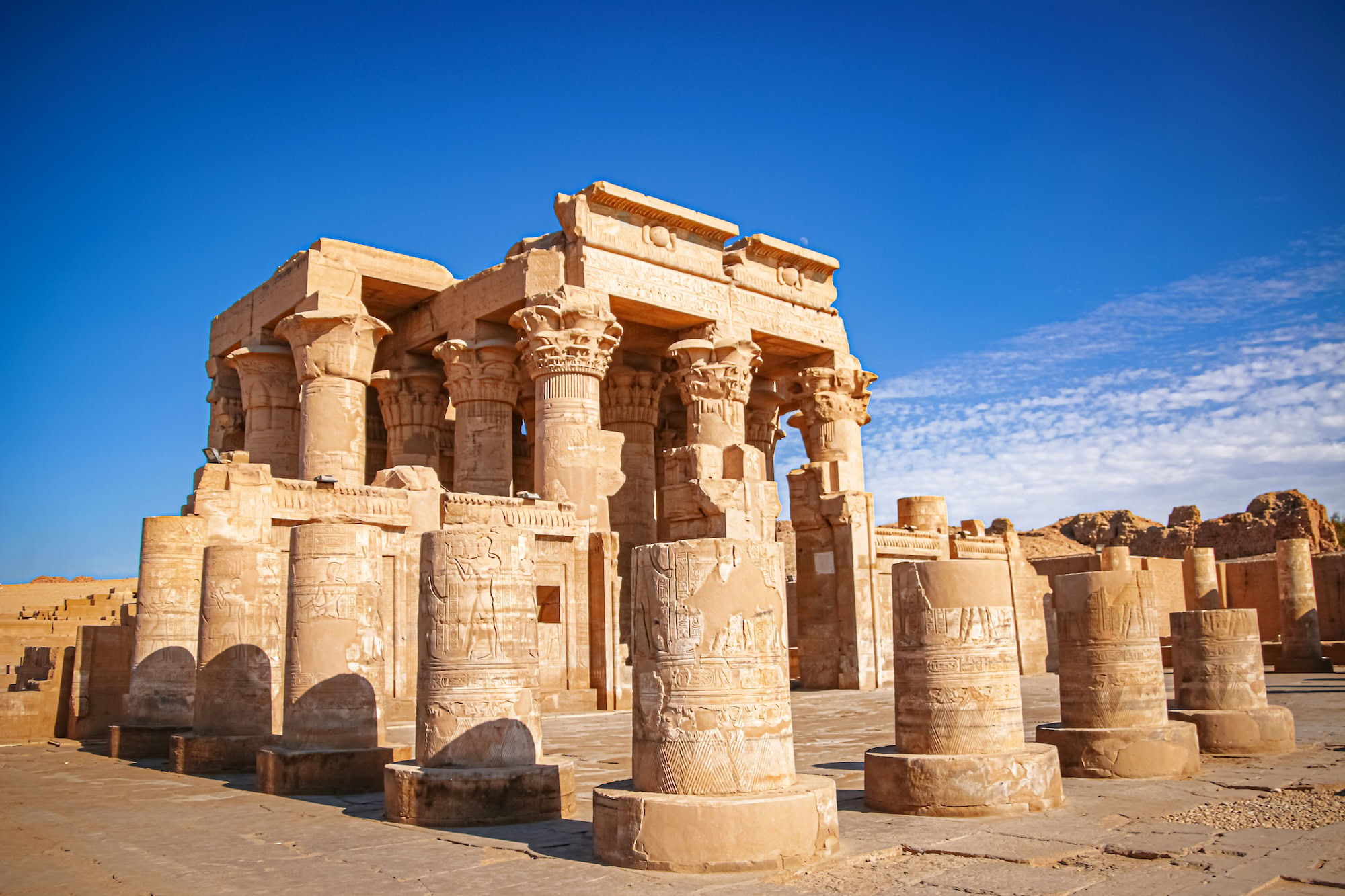 Tempio di Kom Ombo con colonne antiche, geroglifici e rilievi scolpiti