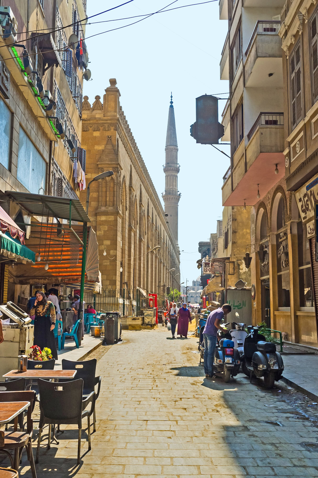 Viaggiatori solitari nelle strade storiche del Cairo islamico