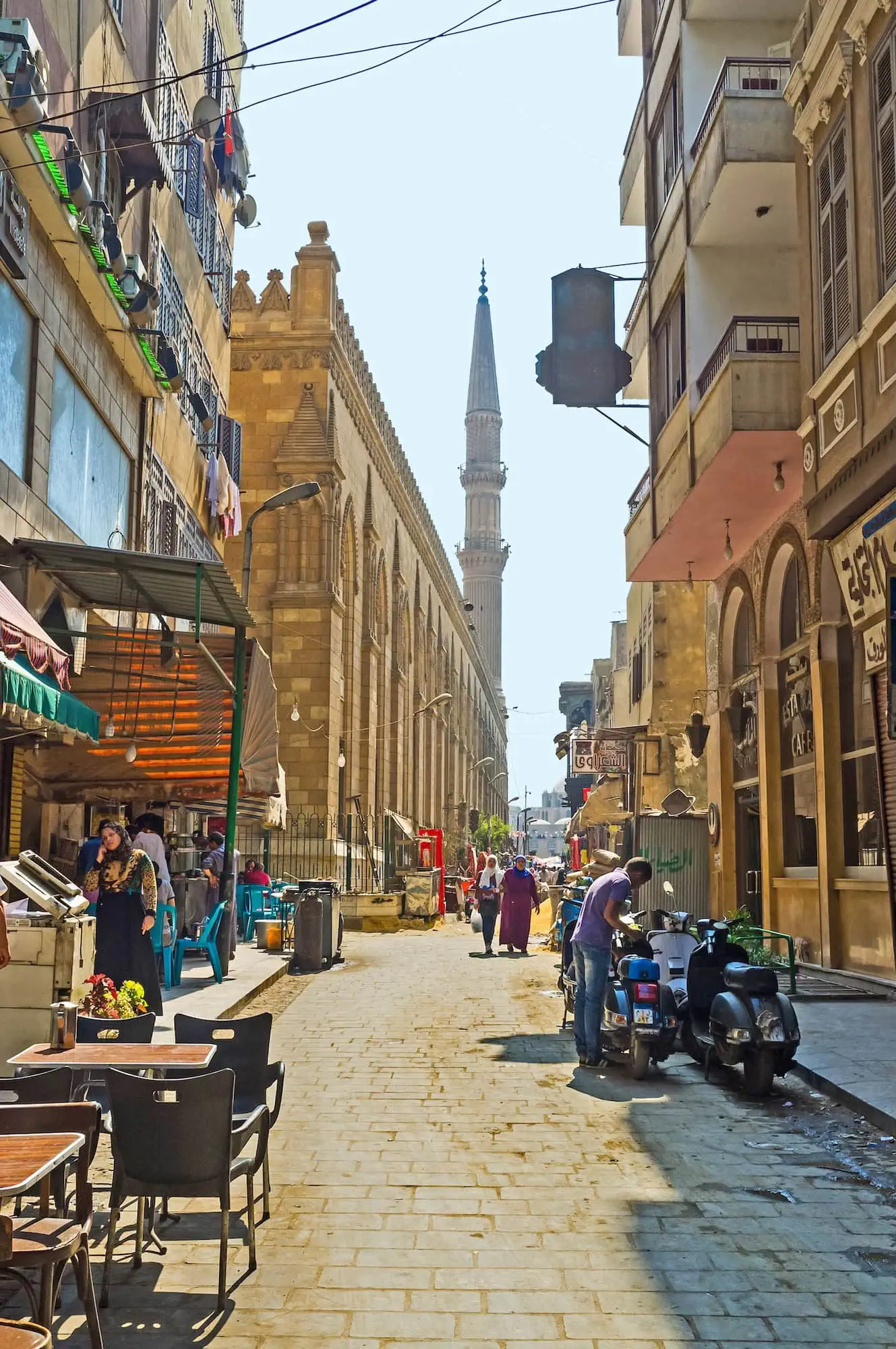 Viaggiatori solitari nelle strade storiche del Cairo islamico