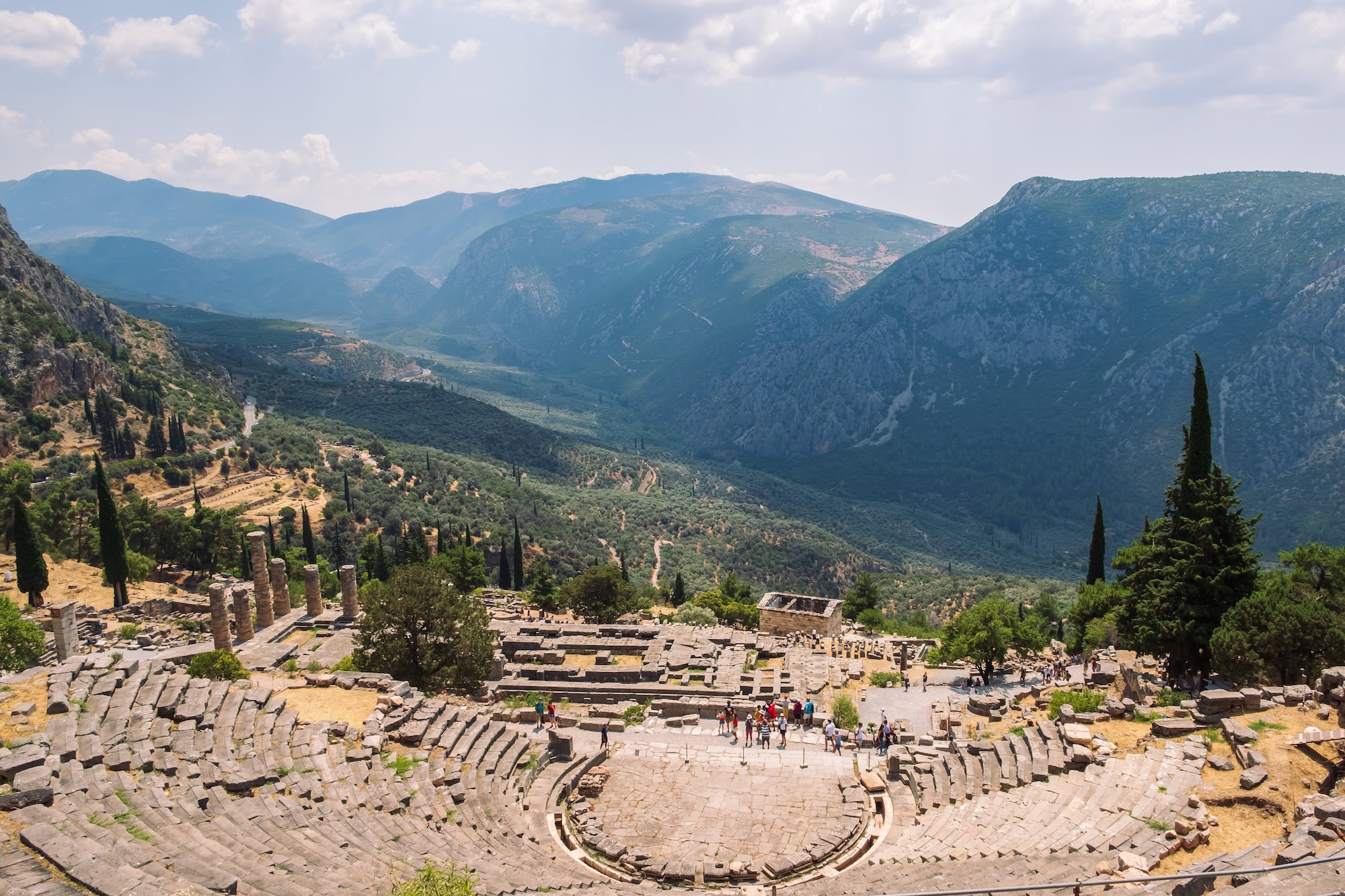 Teatro antigo de Delfos com ruínas de pedra e vista panorâmica das montanhas