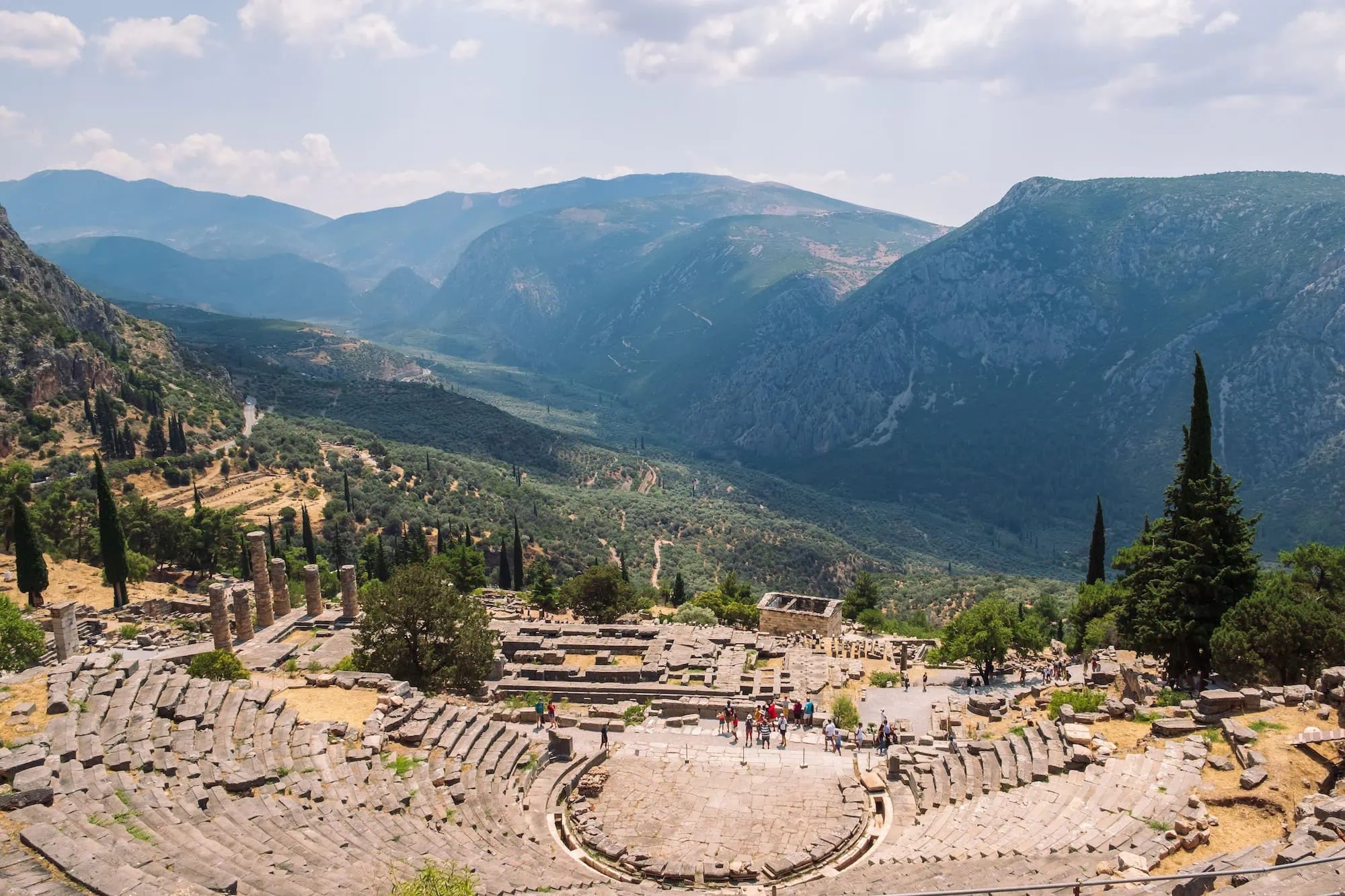 Teatro antigo de Delfos com ruínas de pedra e vista panorâmica das montanhas