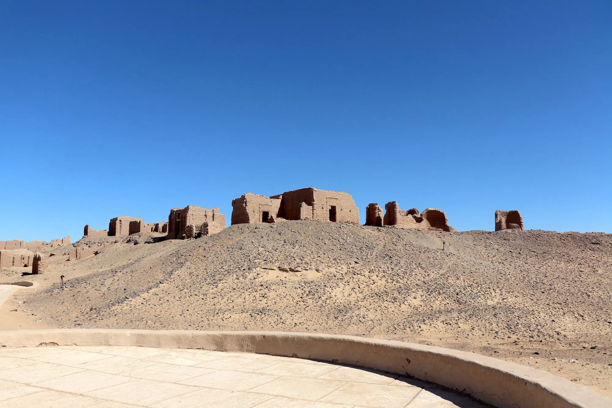 Ruinas antiguas en el desierto egipcio afectadas por vientos