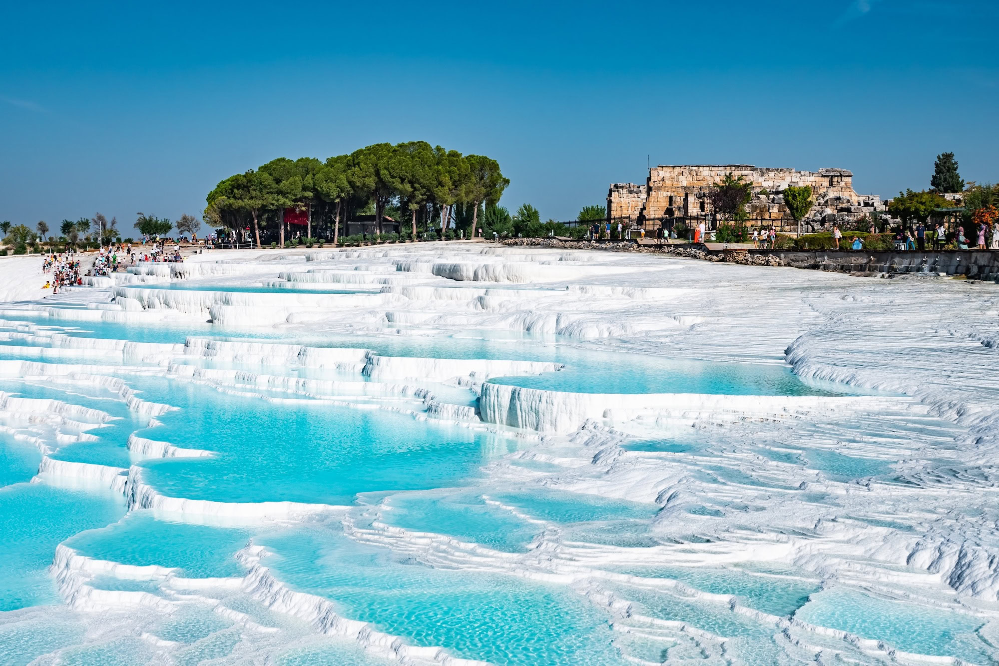 Piscinas termais de Pamukkale com terraços calcários brancos e ruínas antigas