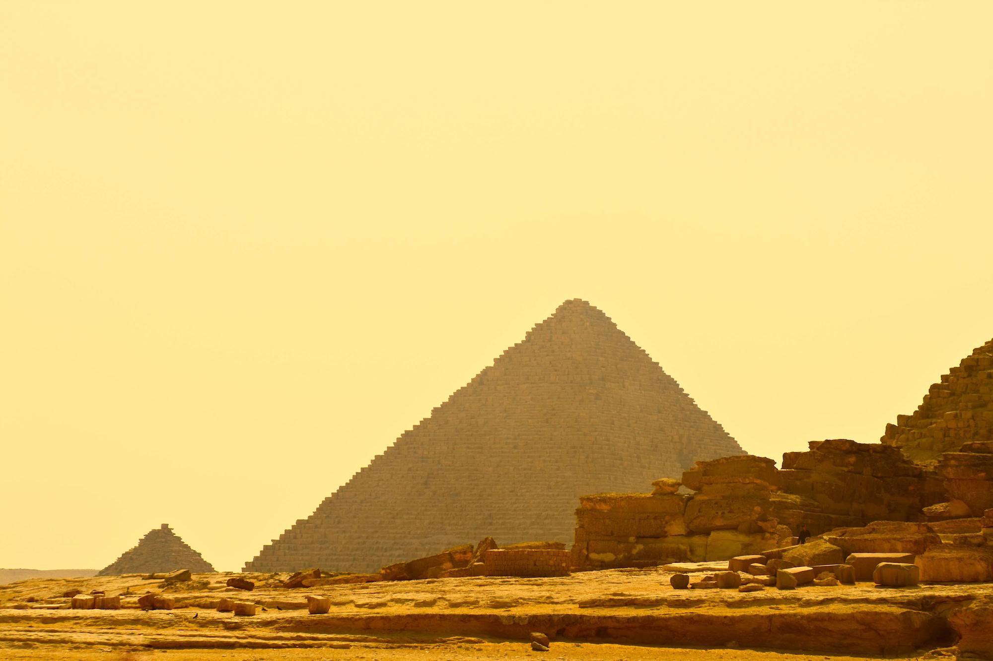 Blocos de pedra antigos das pirâmides mostrando terreno irregular