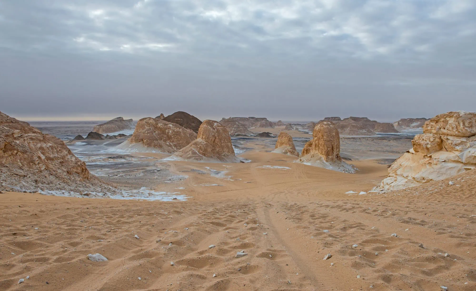 Formações de calcário branco místicas no Parque Nacional do Deserto Branco