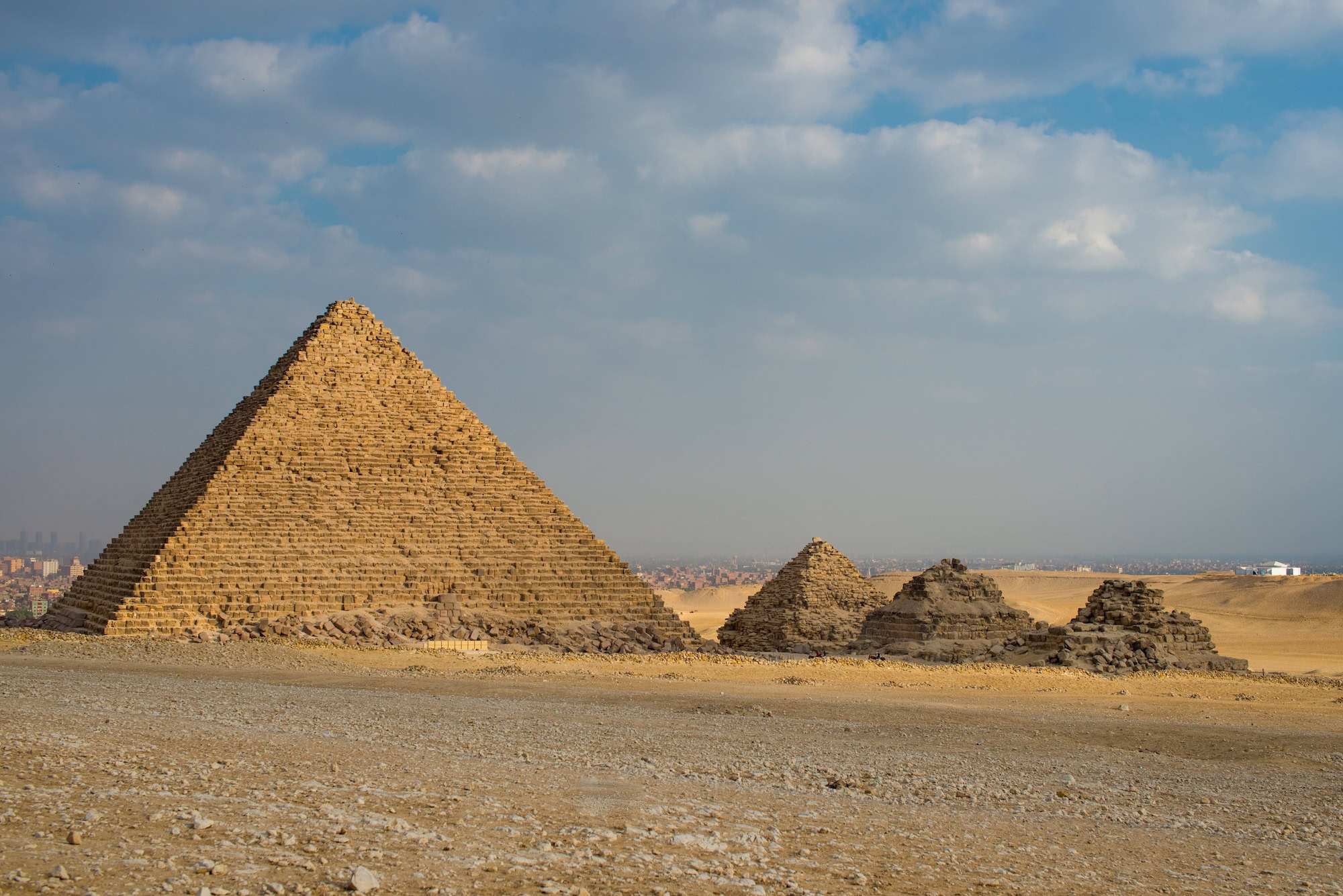 Pirámide de Micerino con bloques de piedra y ruinas en el desierto