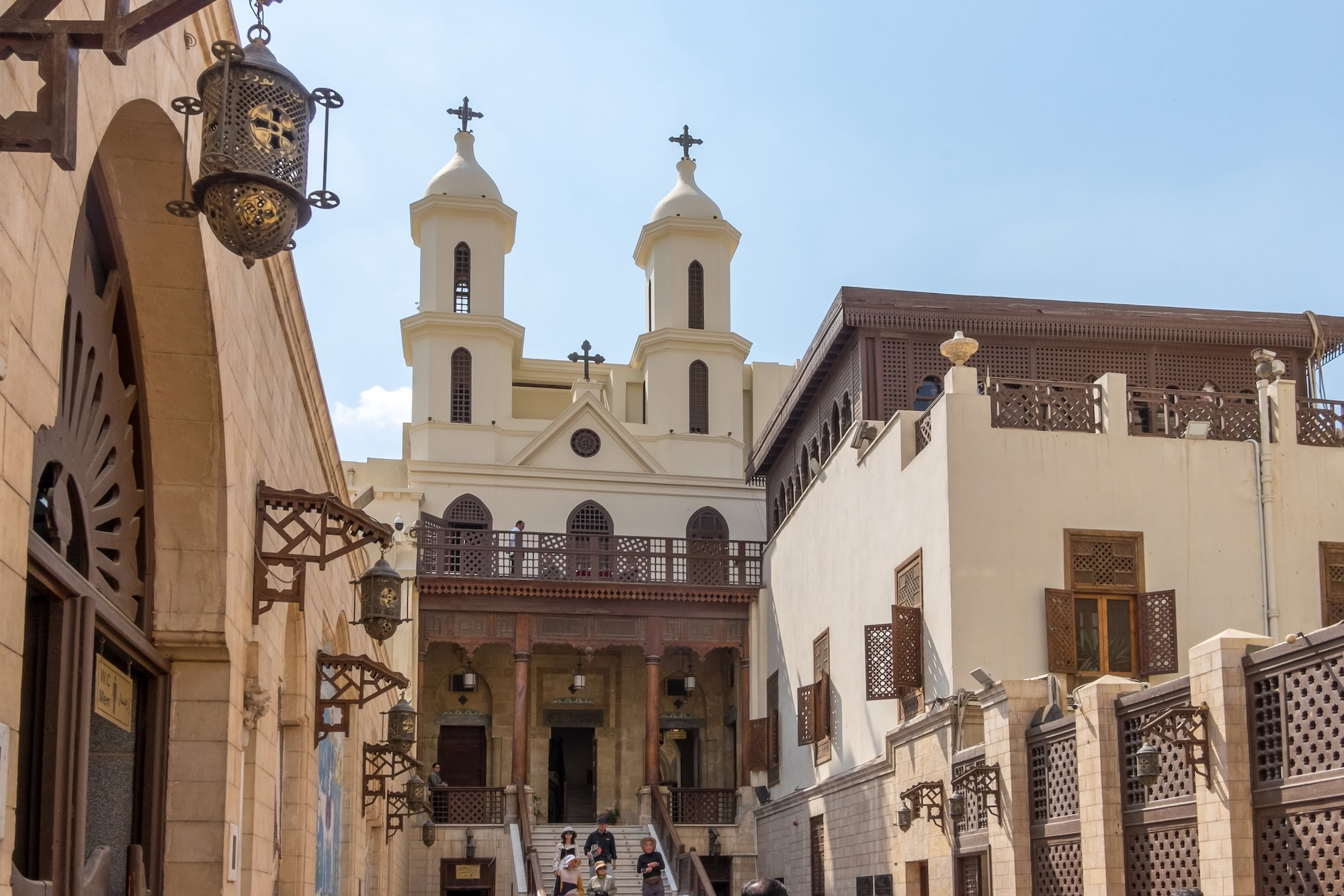 Igreja Copta antiga no Cairo com torres, cruzes e arquitetura tradicional