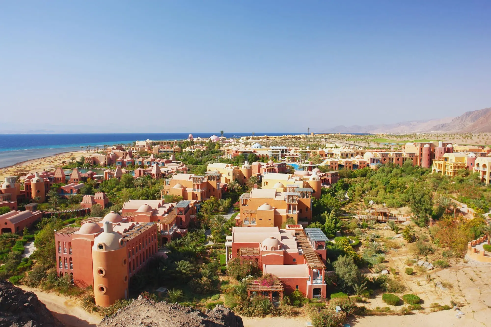 Resort di lusso sulla costa del Mar Rosso con piscina e architettura tradizionale