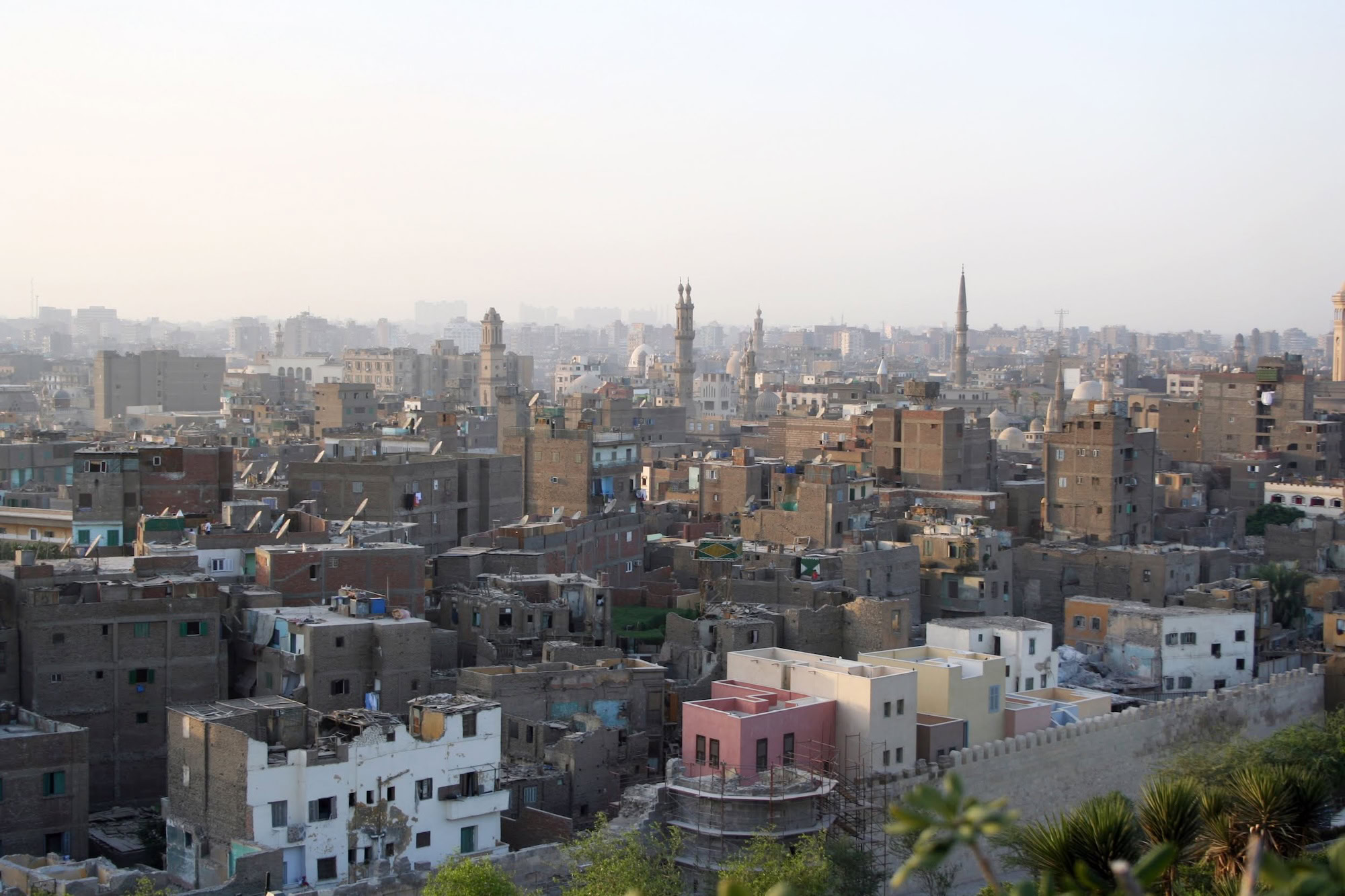Paisagem urbana do Cairo com minaretes e edifícios residenciais