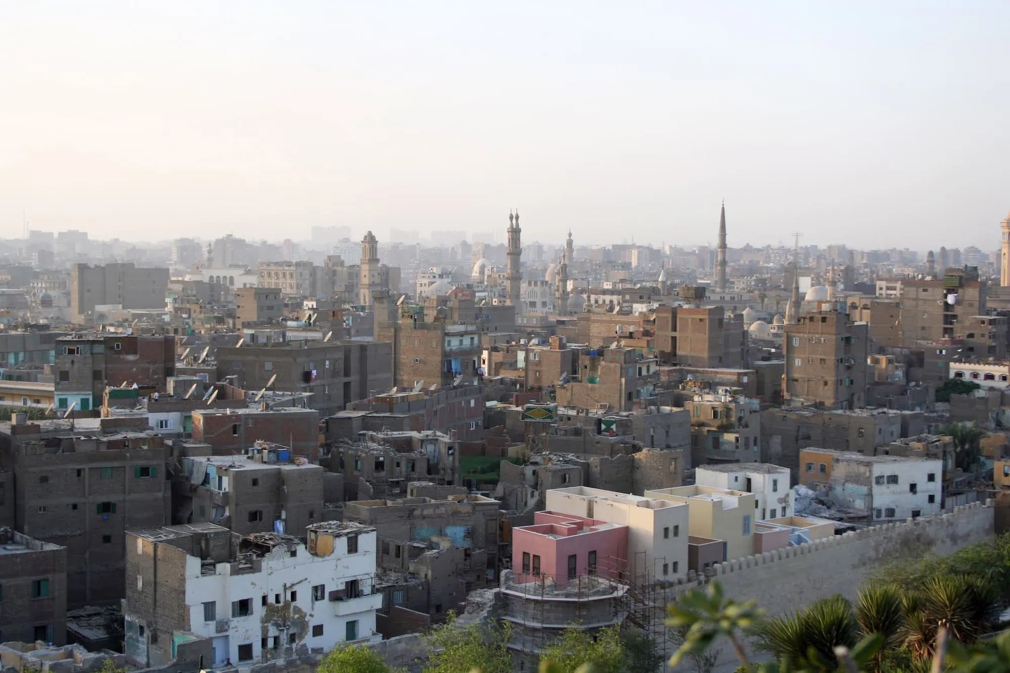 Paisagem urbana do Cairo com minaretes e edifícios residenciais