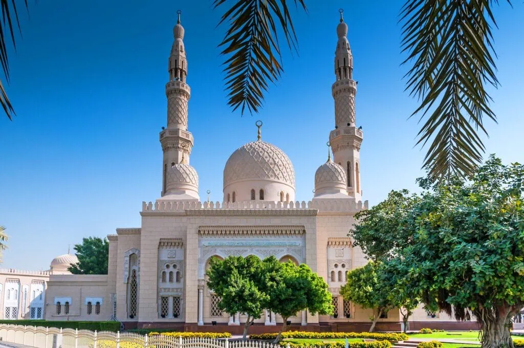 Jumeirah Mosque in Dubai – iconic Islamic architecture open to non-Muslim visitors, set in the heart of the city.