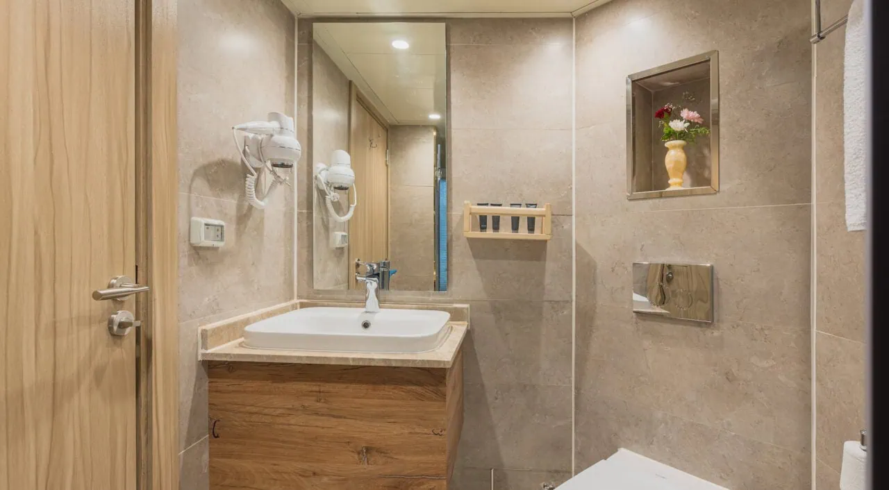 merit dahabiya bathroom