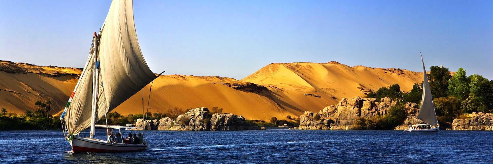 Felucca tradizionale con vela bianca che naviga sul fiume Nilo in Egitto