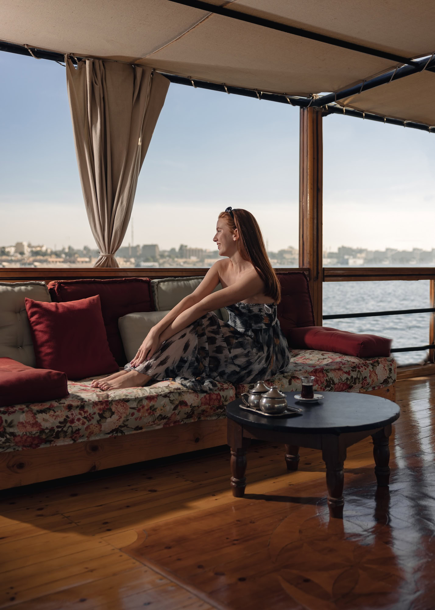 Ospite che si rilassa sul sun deck della dahabiya Nuut o Nuun